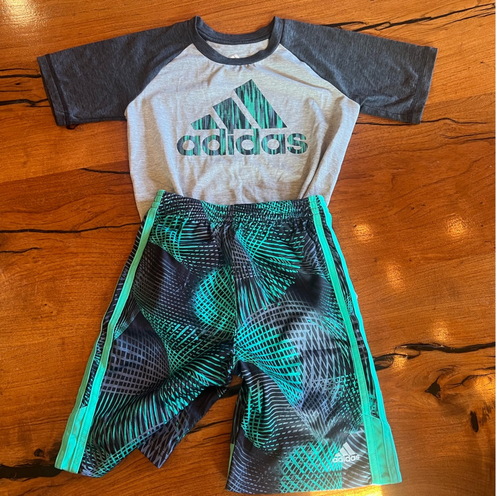 ADIDAS Youth Athletic set. Size 7.